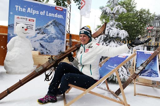  Niki Hosp genoss sichtlich den überraschenden Wintereinbruch im "Tirolean Alpine Garden" vor dem Austria House Tirol bei den olympischen Spielen in London.