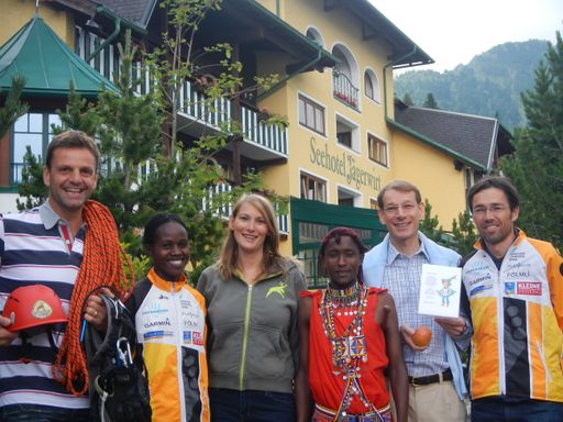 Im Bild v.l.n.r.: Marcelo Gerevini (Mannitou Outdoor), Mag. Christina Brandstätter (Seehotel Jägerwirt), Dr. Johannes Gutwald (MSc) Präventivmediziner, Thomas Kejci von (run2gether) mit kenianischen Profiläufern.
