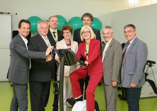  Stadtrat Christian Oxonitsch, Bundesminister Rudolf Hundstorfer, Dir. Alfred Widhalm (BKK), Dr. Gabriele Payr (Wiener Stadtwerke), DI. Michael Buchleitner (lakonis Architekten), Obfrau Renate Hefele (BKK),  DI Günter Steinbauer (Wiener Linien), 
Mag. Walter Andrle (Wiener Linien)