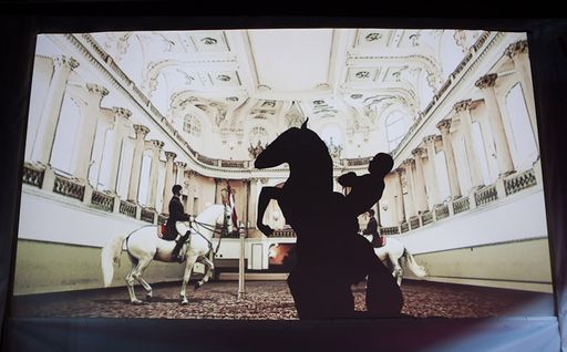  Die SchattentänzerInnen der Flowmotion Dance Company formen Pferd und Reiter der Wiener Hofreitschule.