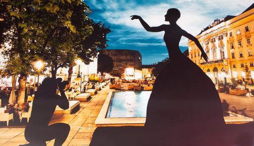Vorschau Bild von Im Museumsquartier in Wien findet eine "Schatten-Modenschau" statt.
