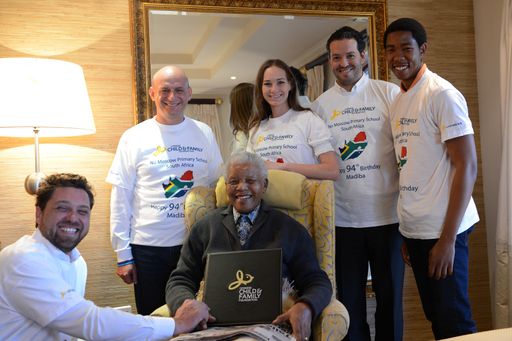 Nelson Mandela (Mitte) mit Enkelsohn Mbuso Mandela (rechts im Bild) und das Lyoness Team (v.l.n.r.): Gerhard Buckholz (Lyoness Südafrika), Firmengründer und CEO Hubert Freidl, Nina Passegger und Marko Sedovnik.