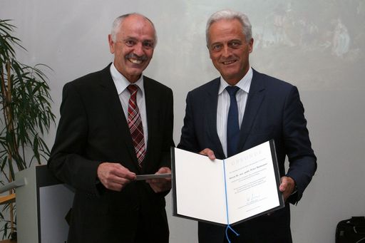  Bundesminister Dr. Peter Ramsauer (r.) und Dipl.-Ing. Walter Auer, AGAW bei der Preisübergabe