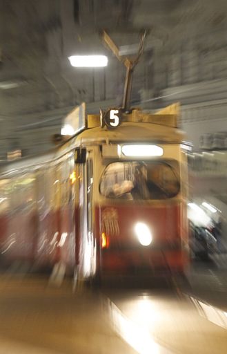 Vorschau Bild von PR-Bild Award Shortlist: Straßenbahn der Linie 5 in Fahrt