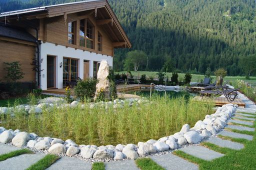  Zum bestehenden Panorama-Hallenbad gesellte sich nun ein erfrischender Bio-Teich. Intelligent getrennt erfreuen die kuschel.alm (nur für Erwachsene), sowie der ebenso neue Kinderspielplatz.