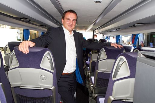  Paul Blaguss im hypermodernen WESTbus