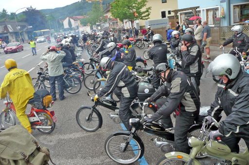 Am 1. September 2012 veranstalten die
"Maurerbockfreunde Vöcklabruck" die 2. Attersee-Rundfahrt. Bei der ersten Ausfahrt 2011 hatten die 156 Oldtimer-Puch Mopeds ein Gesamtalter von 6159 Jahren auf dem Buckel.