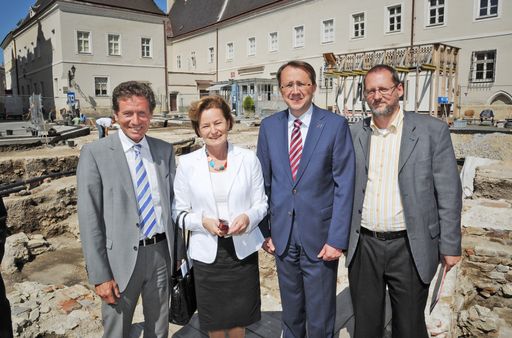  v.l.n.r.: Minister Töchterle, Rektorin Schmid, Bürgermeister Stadler und Grabungsleiter Risy