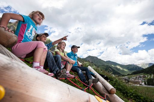 Kinder auf dem neueröffneten Erlebnisweg
"Murmina und Murmin" oberhalb Samnaun Dorf.