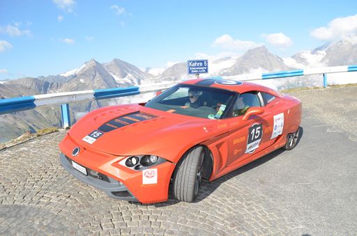 Vorschau Bild von Ein Protoscar Lampo 3 mit dem Fahrerteam
Alessandro del Guglielmo und Emine Sadic (Schweiz) bei der Kehre 5
der Edelweißstraße (Edelweissgrat 2.548 m).