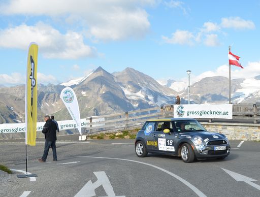 Teilnehmer der e-miglia bei der Zielankunft auf
der Edelweißspitze (2.571 m).