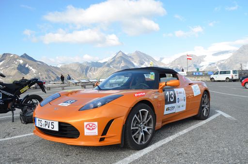 Vorschau Bild von Am Ziel der Königsetappe auf der Edelweißspitze
ein Tesla Roadster mit dem Fahrerteam Hans Haslreiter und Wolfgang
Schöner aus Deutschland.