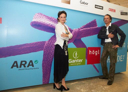 Vorschau Bild von http://www.apa-fotoservice.at/galerie/3254 Im Bild
v.l.n.r.: Katharina Stemberger, Schauspielerin und amtierende Mrs.
Shoe und Dr. Christian Rainer, Herausgeber Profil und amtierender
Mr. Shoe