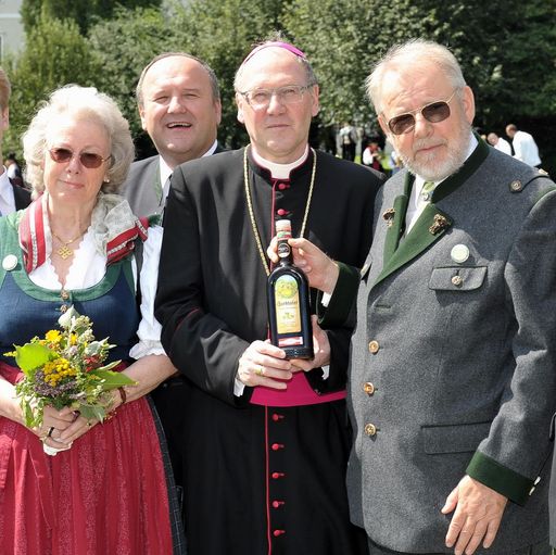 Christiane Underberg und Emil Underberg überreichen
den gesegneten Gurktaler Alpenkräuter an Diözesanbischof Dr. Alois
Schwarz