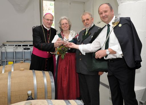 Vorschau Bild von Beim Lokalaugenschein im Mazerationsraum des Stift
Gurk überzeugen sich Bischof Dr. Alois Schwarz und das Ehepaar
Christiane und Emil Underberg von der Qualität der gesegneten
Gurktaler Kräuter. Gurktaler Alpenkräuter Geschäftsführer Herbert
Jagersberger reicht die Kostproben des Mazerats.