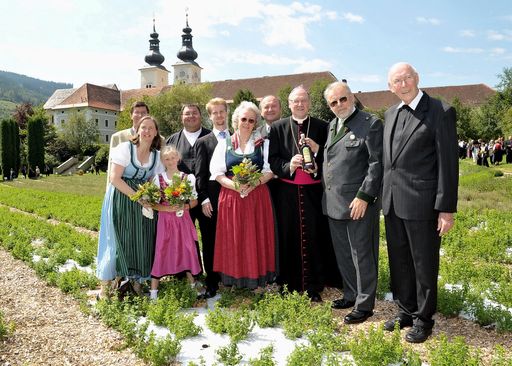 Vorschau Bild von Familie Underberg und die hohe Geistlichkeit im neu
angelegten Kräuterschaugarten des Stiftes Gurk.