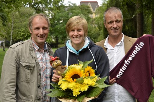 Naturfreunde verabschiedeten Corinna Kuhnle zur
Sommerolympiade! Herbert Preisl (Vorsitzender der Naturfreunde
Höflein und Manager von Corinna Kuhnle) und Bgm Peter Kalteis
(Bundesvorsitzenderstv. und Landesvorsitzender der Naturfreunde NÖ)
überreichten ihr einen Blumenstrauß und ein Naturfreunde-Murmel als
Glücksbringer.