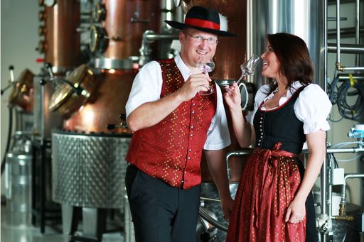  Josef Farthofer mit Partnerin Doris Hausberger in
der Destillerie