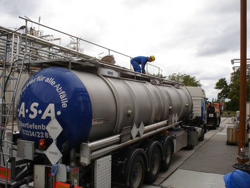 Vorschau Bild von Tankwagen bei der Entladung