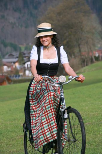  Es ist wieder an der Zeit, Lederhose und Dirndl
aus dem Kasten zu holen, bei den Gamsjagatagen in Bad Goisern.