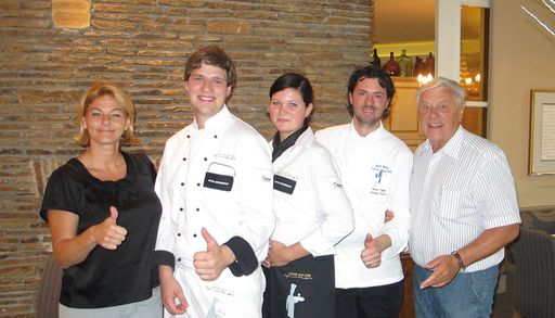  Piroska Payer (Amuse Bouche), Alfred Pichler &
Carina Madlmair (BERGERGUT-Lehrlinge), Starkoch Thomas Dorfer &
Werner Matt (v.l.n.r.)