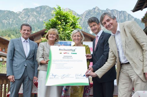 http://www.apa-fotoservice.at/galerie/3210 Im Bild
v.l.n.r.: Minister Töchterle, Rektorin Christa Neuper, LR Kristina
Edlinger Bloder, Harald Kainz, Josef Smolle