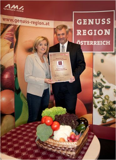 : Margareta Reichsthaler (Obfrau der GENUSS
REGION ÖSTERREICH) und Mag. Walter Wallner (Geschäftsführer
Handelshaus Wedl) bei der Vertragsunterzeichnung.
