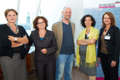  EBC - http://www.apa-fotoservice.at/galerie/3283
Ladies Night: Warum das Geplauder im Social Web männlich ist. Im
Bild v.l.n.r.: Karin Thiller (APA-OTS), Elisabeth Zehetner (WKO),
Marcus Hebein (APA-Multimedia, Moderator), Jana Herwig (Institut für
TFM, Uni Wien) und Eva Komarek (WirtschaftsBlatt