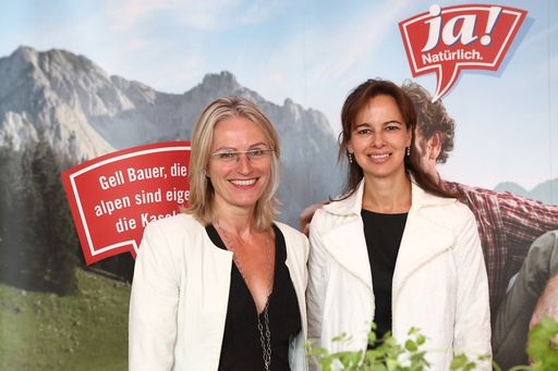 http://www.apa-fotoservice.at/galerie/3285 Im Bild
v.l.n.r.: Martina Hörmer (Geschäftsführerin Ja! Natürlich
Naturprodukte GmbH), Sophie Karmasin (Karmasin Motivforschung)