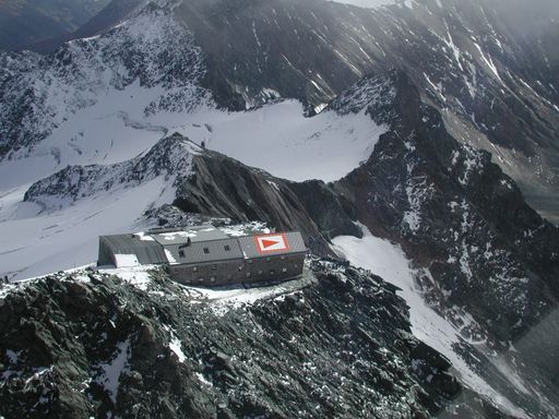  Blick vom Großglockner auf die
Erzherzog-Johann-Hütte