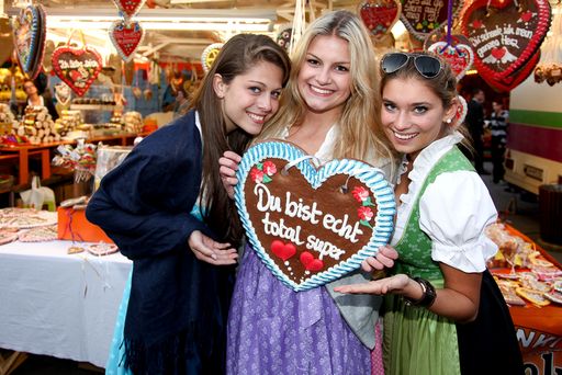 Vorschau Bild von Rund um den Ehrentag des Salzburger
Schutzpatrons Rupert am 24. September erfreut sich die Salzburger
Altstadt alljährlich am ausgelassenen Treiben am Rupertikirtag.