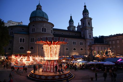 Vorschau Bild von Vor allem die kleinen FestbesucherInnen freuen
sich auf das traditionelle Kettenkarussell.
