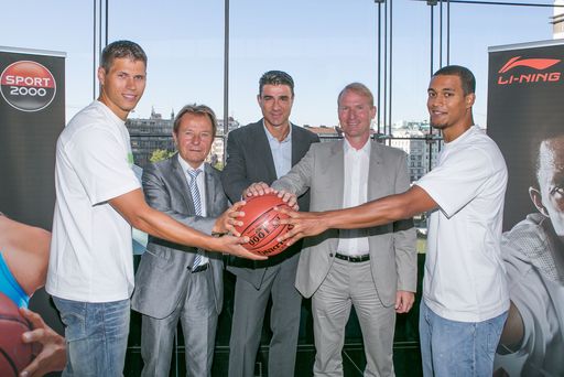http://www.apa-fotoservice.at/galerie/3288 Im Bild
v.l.n.r.: Andreas Worenz, Chin Min Dragons St. Pölten; Karl
Schweitzer, Präsident ADMIRAL Basketball Bundesliga; Dieter Schott,
Business Development Manager LI-NING Austria/Germany; Holger
Schwarting, Vorstand SPORT 2000 Österreich; Lorenzo O'Neal,
Raiffeisen Fürstenfeld Panthers.