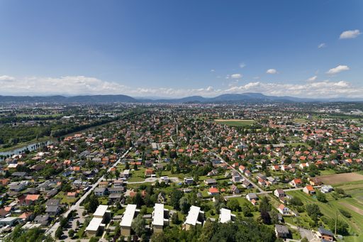 Vorschau Bild von Luftbild einer Siedlung in Graz Liebenau,
Blickrichtung Norden, fotografiert mit 51 Megapixel vom
Luftbildprofis Multikopter. Die Pressebilder sind in Zusammenhang 
mit der Berichterstattung honorarfrei zu verwenden.