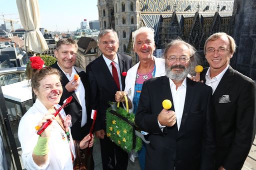 http://www.apa-fotoservice.at/galerie/3237 Im Bild
vlnr.: Harald KECK (Country Manager von Colgate-Palmolive Ges.m.b.H.
Österreich), Alois STÖGER (Bundesminister für Gesundheit), Dr.
Wolfgang KOPP (Prophylaxereferent der Österreichischen
Zahnärztekammer), Univ. Doz. Dr. Gernot Wimmer (Vorstandsmitglied
der Österreichische Gesellschaft für Parodontologie) mit CliniClowns