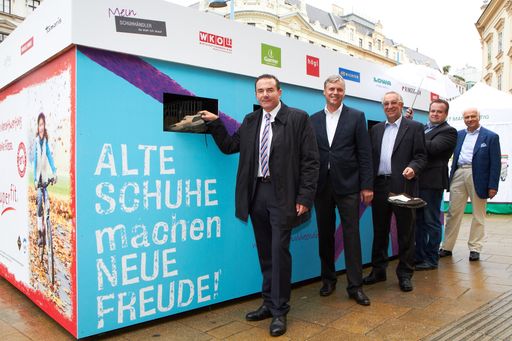  http://www.apa-fotoservice.at/galerie/3292 Im Bild
v.l.n.r. Ing. Hermann Fasching (Vertriebsleiter ARA Altstoff
Recycling Austria AG), Friedrich Ammaschell (Obmann der
Werbegemeinschaft der österreichischen Schuhwirtschaft),
Kommerzialrat Joseph Lorenz (Präsident der österreichischen
Schuhindustrie), Mirko Snjadr (Innungsmeister Landesinnung Wien der
Schuhmacher und Orthopädieschuhmacher) und Kommerzialrat Dr. Kurt
Riemer (Obmann der österreichischen Schuhimporteure)