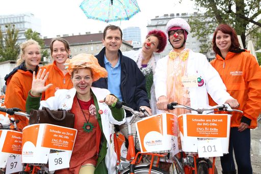  http://www.apa-fotoservice.at/galerie/3276 Alles
startklar beim Ring Radln der ING-DiBa: Roel Huisman, CEO der
ING-DiBa Direktbank Austria mit den CliniClowns Dr. Hänsel, Dr.
Wetti Tant und Dr. Rosi Rosa.