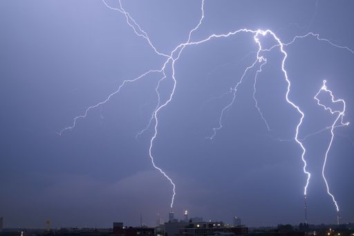  Das einzigartige Blitzfoto zeigt drei
Aufwärtsblitze, die während der 6 Sekunden Belichtungszeit vom
Milleniumtower, Donauturm und IZD-Tower in Wien auftraten.