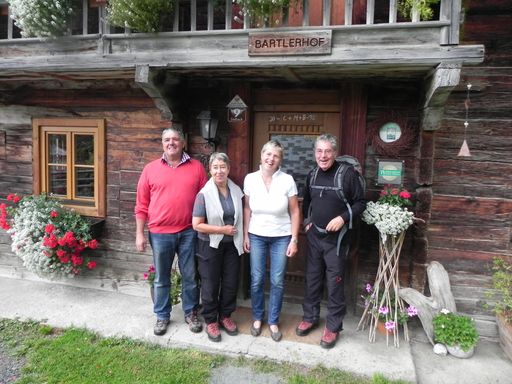  Bundespräsident Heinz Fischer (rechts) mit
seiner Ehefrau Margit (zweite von links) mit den Gastgebern Regina
und Peter Berger vor dem mehr als 300 Jahre alten Bartlerhof in
Zedlach / Matrei.