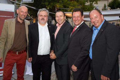 Die APA lud zum herbstlichen Branchenfest: V.l.n.r.
Marcus Hebein, Johannes Bruckenberger, Peter Kropsch, Michael Lang,
Werner Müllner (alle APA)
