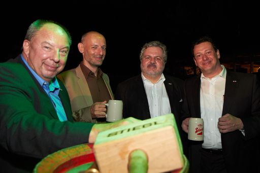 Vorschau Bild von Die APA-Chefredaktion lud zum APA-Bierigen: V.l.n.r
Werner Müllner, Marcus Hebein, Johannes Bruckenberger und Michael
Lang