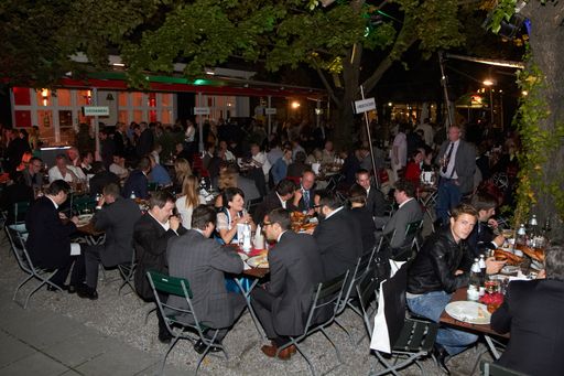 Vorschau Bild von Beim "Bierigen" im Alten AKH begrüßte die APA mehr
als 450 Gäste aus Medien und Kommunikation