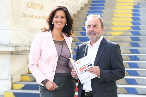 http://www.apa-fotoservice.at/galerie/3316/ Im Bild
v.l.n.r.: Dr. Valerie Höllinger (kaufm. Geschäftsführerin des bfi
Wien), Dr. Klaus Doppler (Change-Experte)