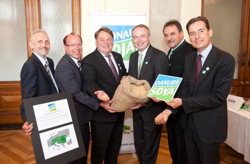 http://www.apa-fotoservice.at/galerie/3327 Im Bild
v.l.n.r. lautet: Markus Schörpf (Obmann der ARGE Gentechnik-frei),
Andreas Liegenfeld (Agrarlandesrat Burgenland), Helmut Brunner
(Landwirtschaftsminister Bayern), Stephan Pernkopf (Agrarlandesrat
Niederösterreich), Franz Windisch (Präsident der
Landwirtschaftskammer Wien und Obmann des Wiener Bauernbundes)und
Matthias Krön (Obmann Verein Donau Soja).