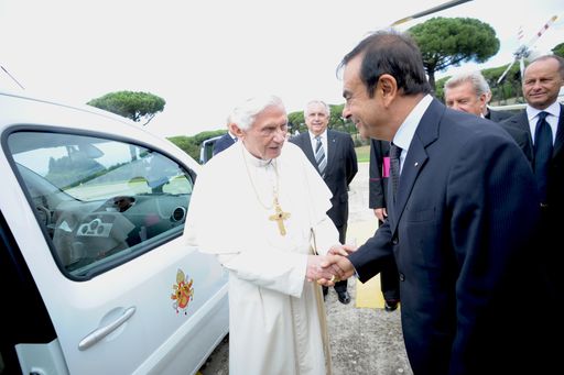  Papst Benedikt XVI. und Carlos Ghosn (President &
CEO Renault S.A.S) mit Vater Ganswein und Vater Lombardi.