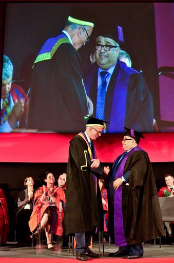 Scheich Mohamed Bin Issa Al Jaber erhält die
Auszeichnung "Honorary Fellowship" der UCL (University College
London) von Sir Stephen Wall, Vorsitzender des UCL Rates, 03.09.12