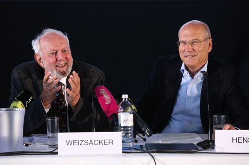 http://www.apa-fotoservice.at/galerie/3338 Ernst
Ulrich von Weizsäcker (ehem. Präsident des Wuppertal Institut für
Klima, Umwelt, Energie), Frank Hensel (Vorstandsvorsitzender REWE
International AG)