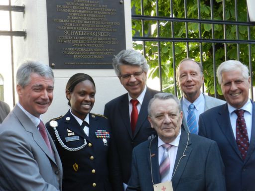 Im Bild (v.l.n.r.): S.E. Urs Breiter (Schweizer
Botschafter), SSgt Nina Kázibwe (Vertreterin der Botschaft der
Vereinigten Staaten), Dr. Werner Kerschbaum (Generalsekretär des
Österreichischen Roten Kreuzes), Erich Sinor (Präsident des Clubs
der ehemaligen "Schweizerkinder"), Gesandter i.R. Kurt Novak, Dr.
Franz Küberl (Präsident der Caritas Österreich)