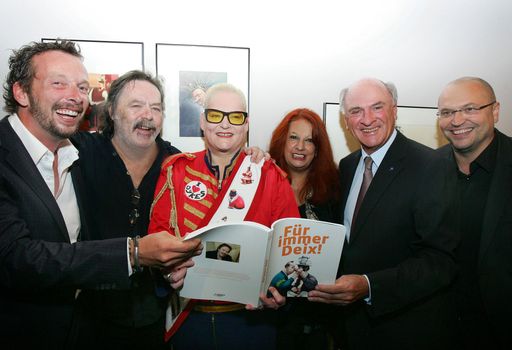 http://www.apa-fotoservice.at/galerie/3340 Im Bild
v.l.n.r.: Robert Kratky (Moderator), Manfred Deix (Künstler), Hella
von Sinnen (Comedy-Star), Marietta Deix (Ehefrau von Manfred Deix),
Landeshauptmann Dr. Erwin Pröll, Gottfried Gusenbauer (Direktor
Karikaturmuseum Krems)