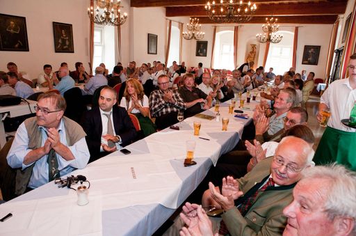 Vorschau Bild von Über 90 Jägerinnen und Jäger aus ganz Österreich
folgten der Einladung zur gemeinsamen Diskussion von aktuellen
Fragen und Problemen rund um das Generalthema "Wohin geht die Jagd?"